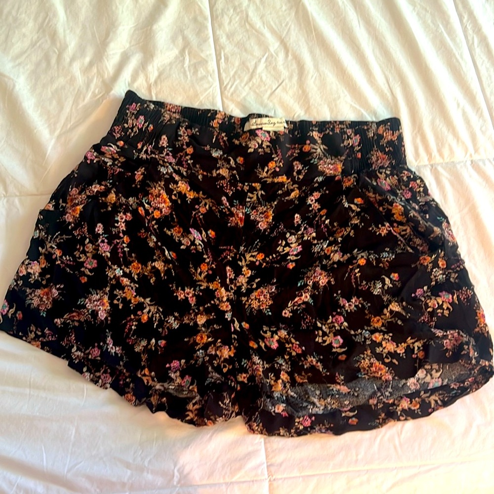 Wide waste band shorts for summer. Front pockets. Size medium.